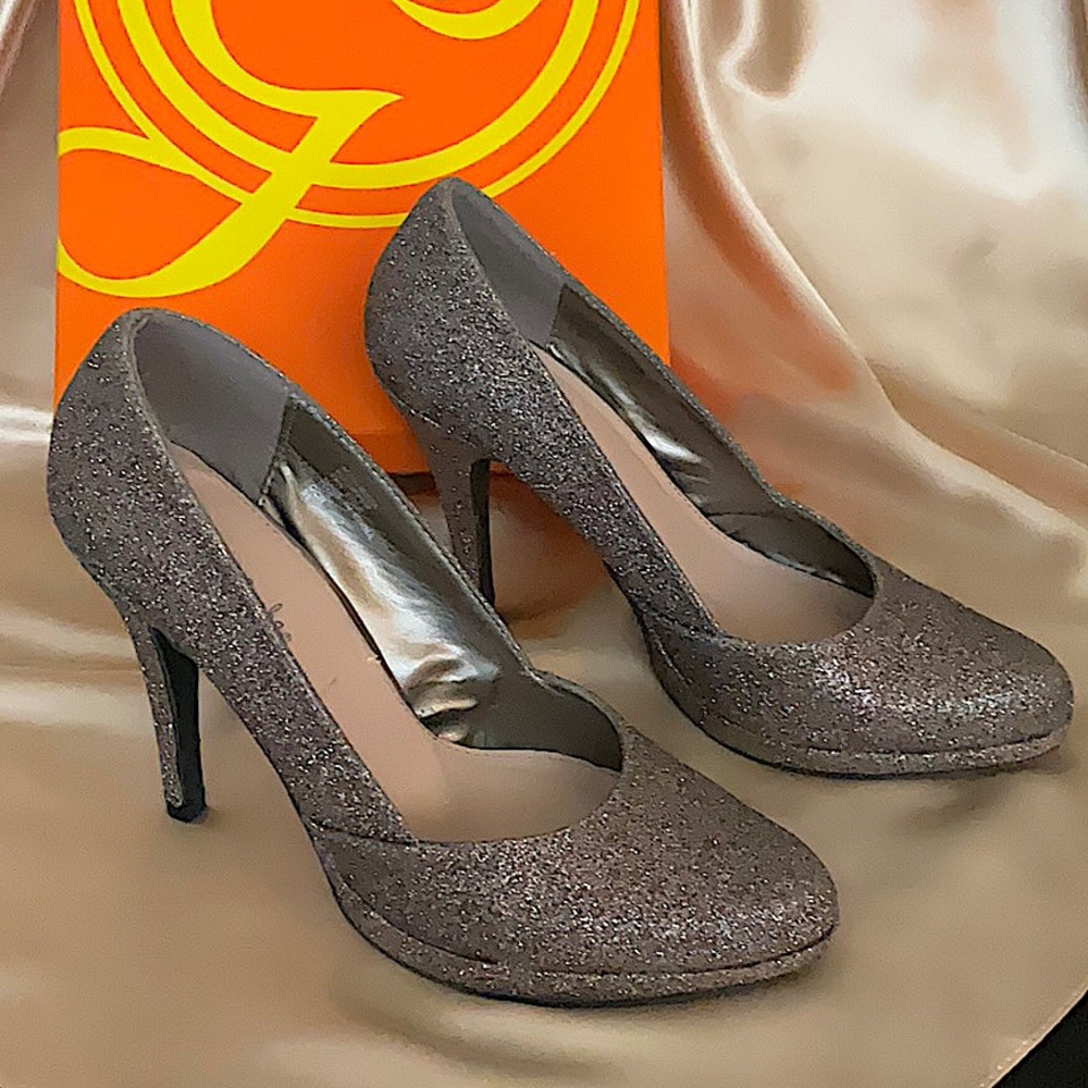 Gabriella Rocha Pewter pumps size 9 1/2 M.